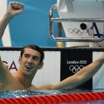 Michael Phelps celebra la vittoria nei 100 farfalla