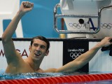 Michael Phelps celebra la vittoria nei 100 farfalla