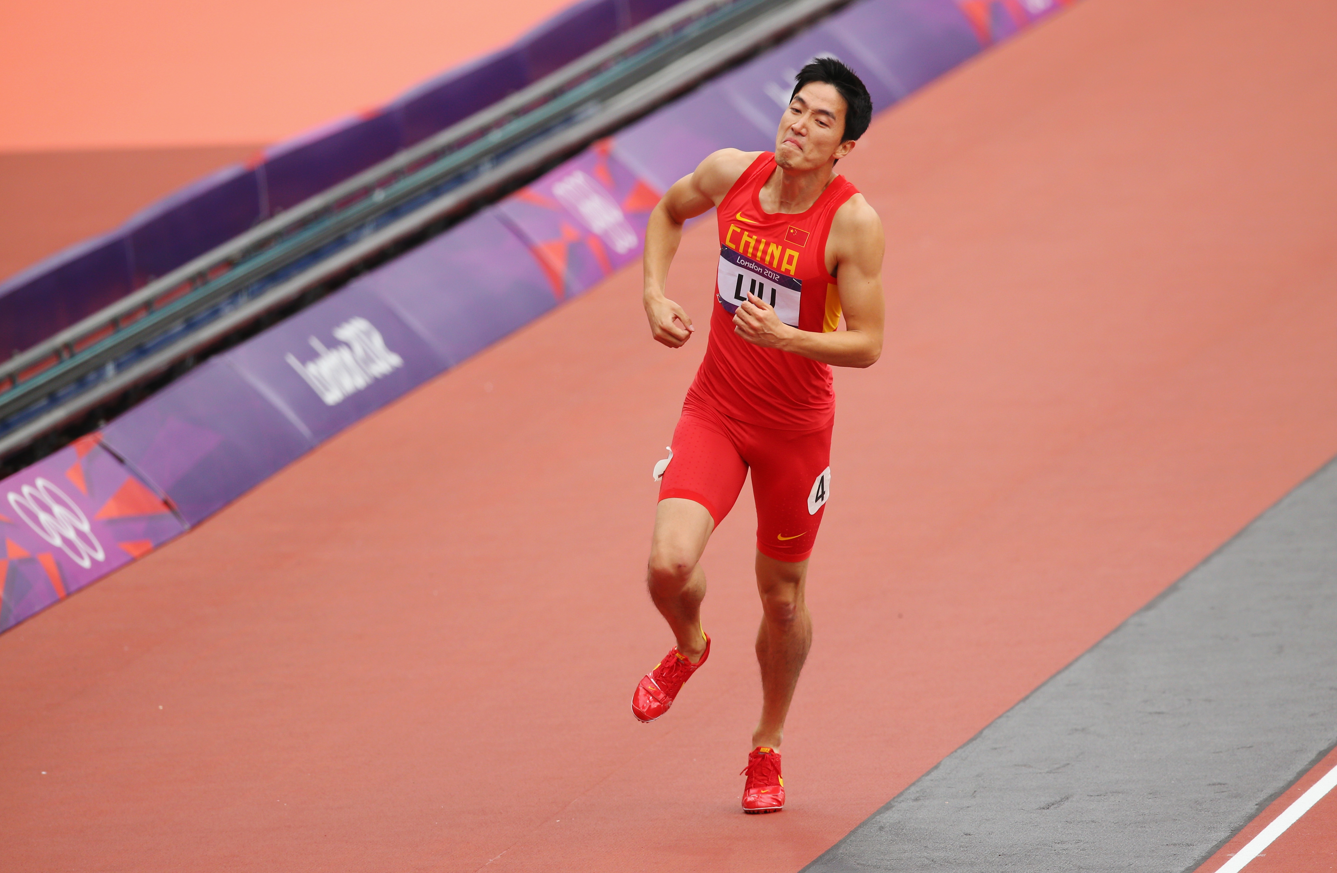 За 1 час спортсмен пробежал 8910 метров. Лю Сян Китай. Лю Сян спортсмены Китая. Бегуны на 100 метров. Бег на 100 метров.